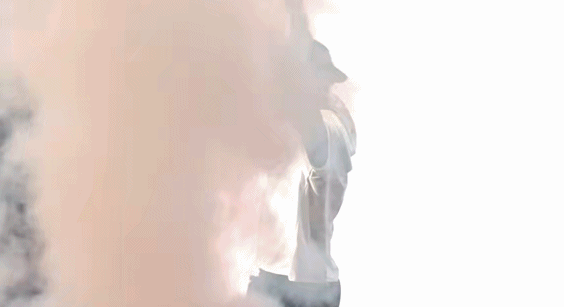 场面火爆！詹姆斯现身成都球馆，主动拿出手机拍摄视频留念